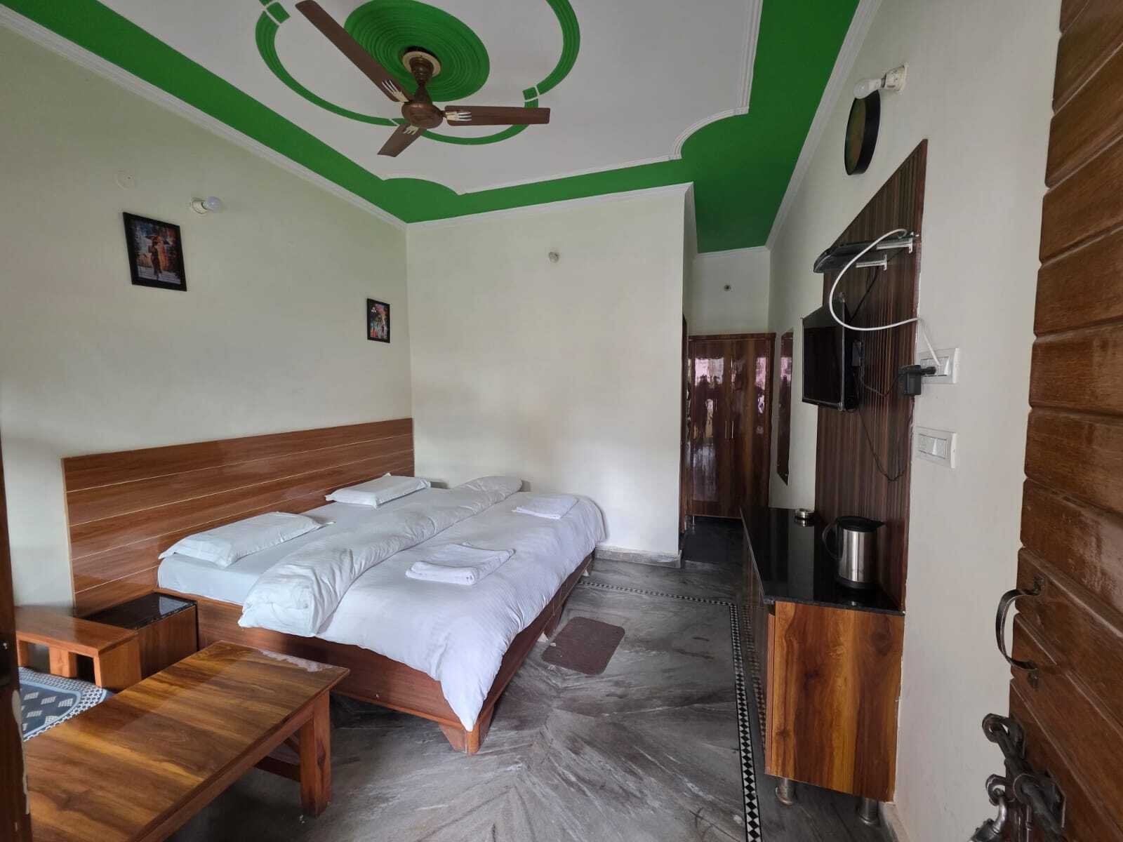 Deluxe Room — photo 1 of 3